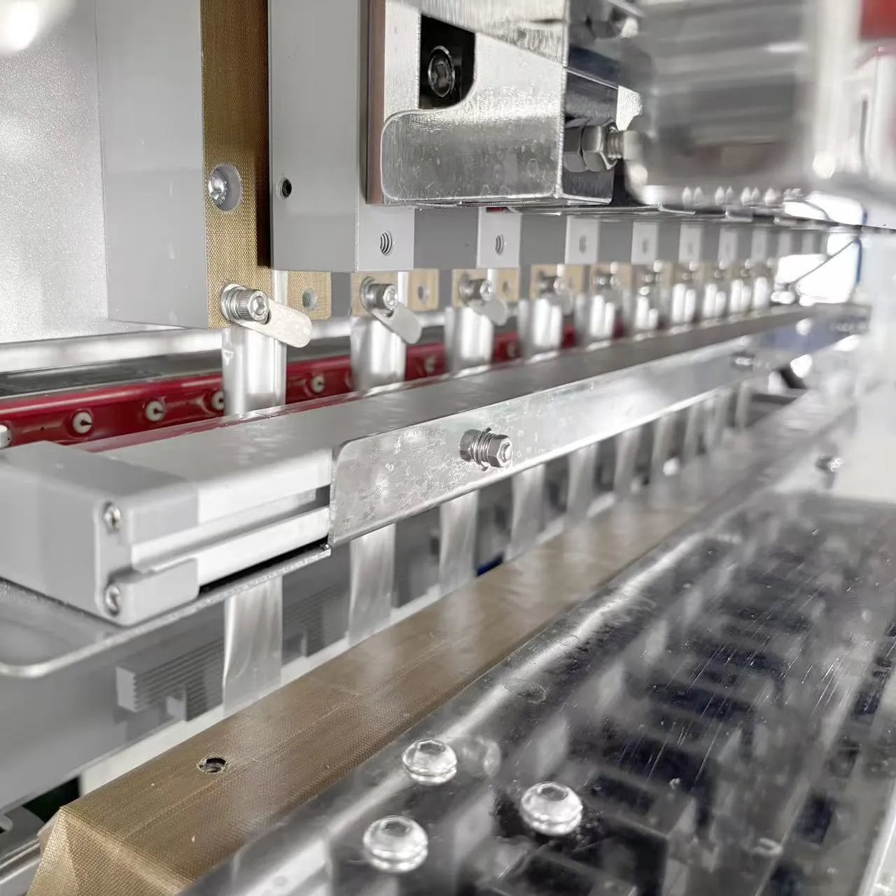 Heat sealing and cutting unit of multilane honey liquid packing machine