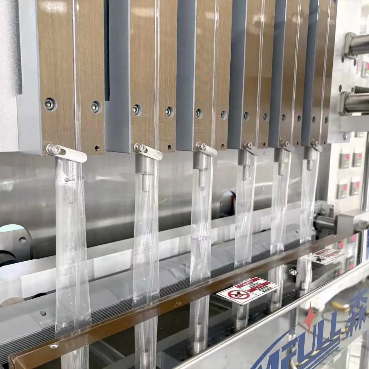 Detail view of the cutting and sealing mechanism of the 6-lane liquid ice pop packaging machine