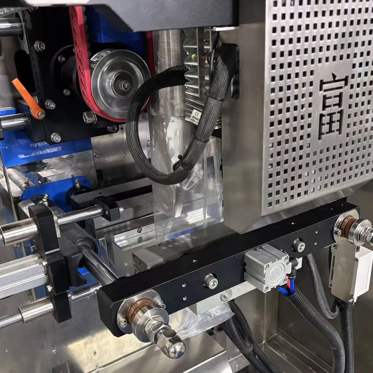 Stable heat sealing unit for powder pouch packaging